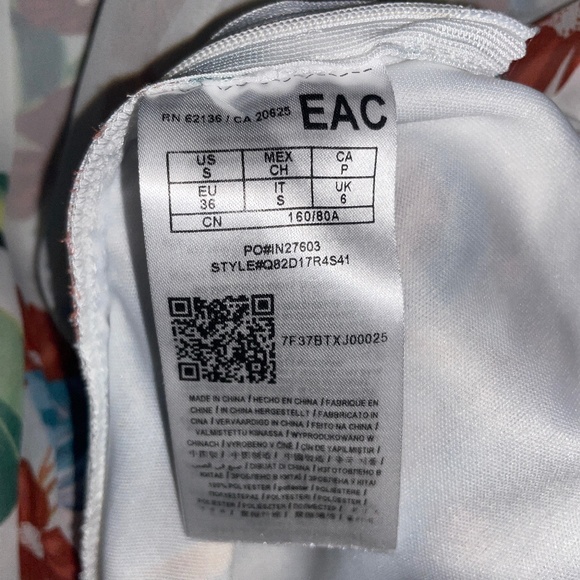 NWOT Guess Uri Tropical Floral Walk-through Shorts & Train Size Small - Picture 7 of 8